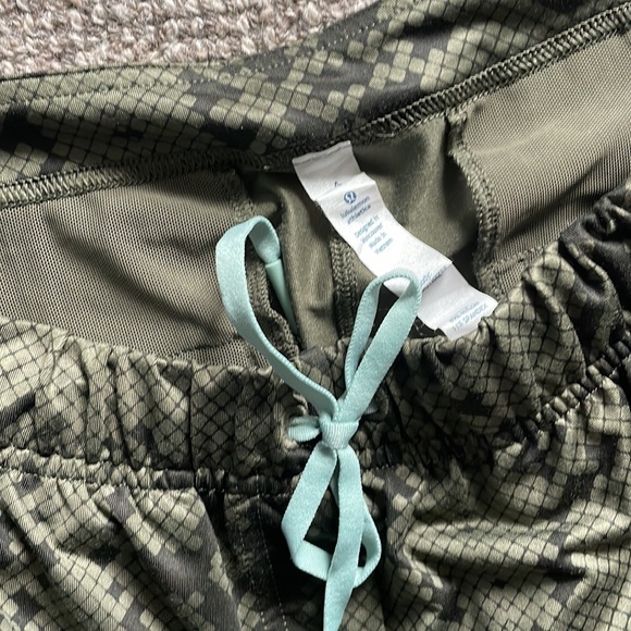 Lululemon pixel Camo pant Sz 4 - Picture 2 of 6